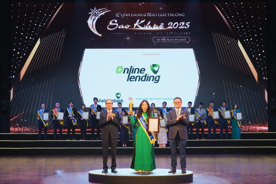 Phó Trưởng phòng Quản lý đề án công nghệ Bùi Hương Lan đại diện Vietcombank nhận giải thưởng Sao Khuê 2025 dành cho sản phẩm VCB Online Lending. Ảnh: VC 20250419nmhsao-khue-15-vcbnews.jpg