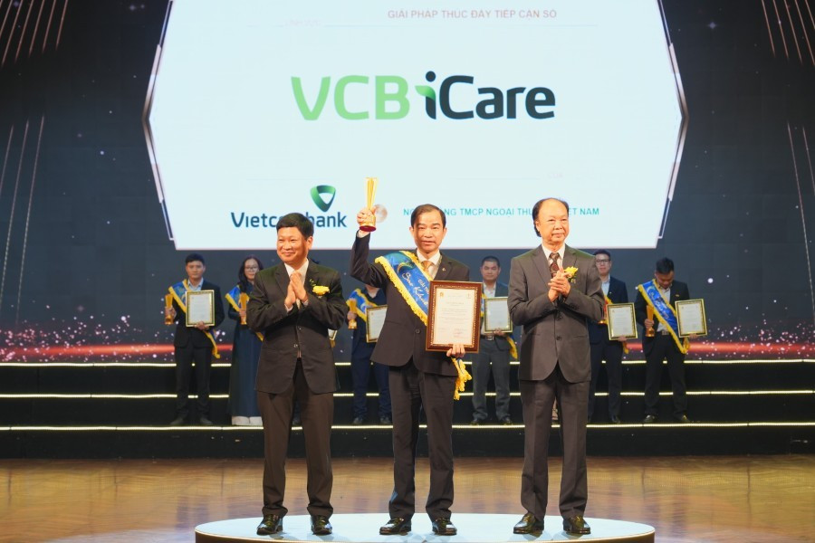 Phó Giám đốc Trung tâm Công nghệ thông tin Lê Văn Hợp đại diện Vietcombank nhận giải thưởng Sao Khuê dành cho sản phẩm VCB iCare. Ảnh: VC 20250419nmhsao-khue-5-vcbnews.jpg