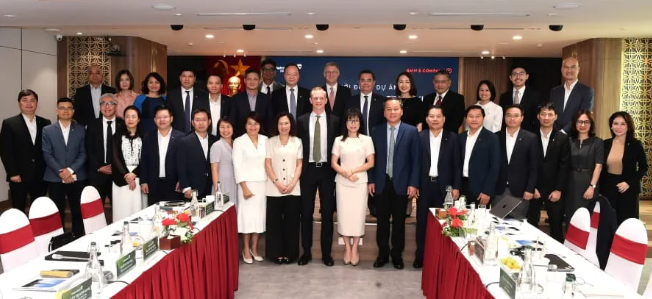 Ban lãnh đạo Vietcombank cùng các đại biểu chụp ảnh lưu niệm. Ảnh: VCB vietcombank.png