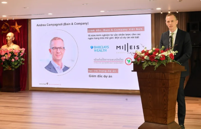 Ông Andrea Campagnoli - Giám đốc điều hành Bain &Company Việt Nam, Giám đốc dự án trình bày về kế hoạch triển khai. Ảnh: VCB vietcombank-8959.png