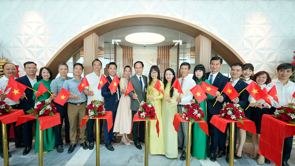 Đại biểu và khách mời chúc mừng lễ khai trương phòng chờ Vietcombank Priority tại Nhà ga T3, Sân bay quốc tế Tân Sơn Nhất, TP. Hồ Chí Minh. Ảnh: VC b2b08722-c9eb-4508-b739-4cc16a21cca5.jpg