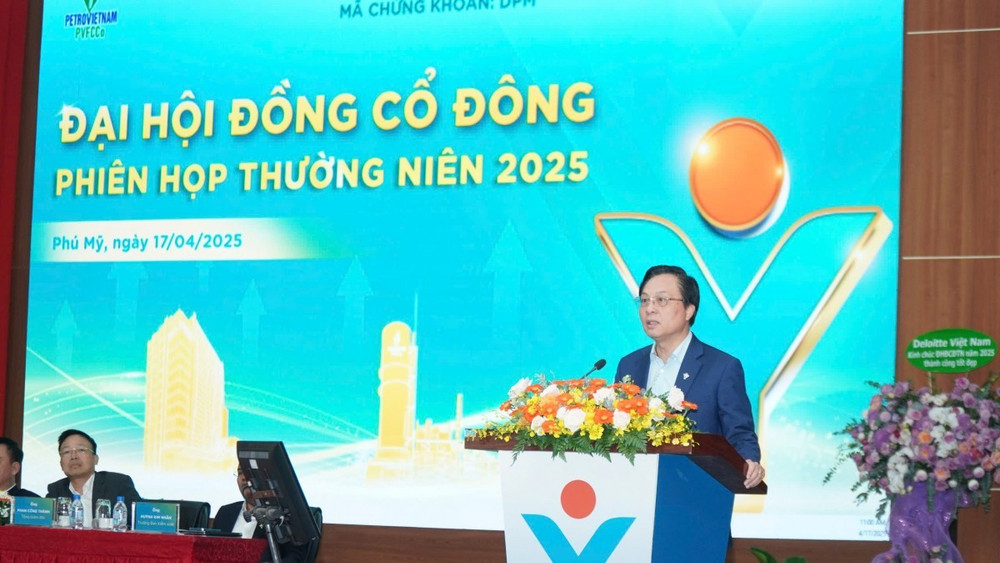 Thành viên HĐTV PVN Bùi Minh Tiến phát biểu. Ảnh: PVFCCo ong-bui-minh-tien-phat-bieu-tai-phien-hop20250417221750.jpg