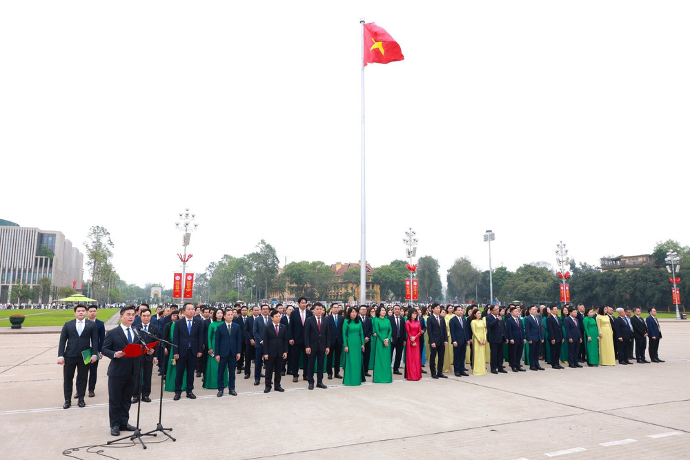 Bí thư Đảng uỷ, Chủ tịch HĐQT Vietcombank Nguyễn Thanh Tùng thay mặt cho đoàn thành kính báo công dâng lên Bác về thành tích mà Đảng bộ Vietcombank đã đạt được trong những năm vừa qua. Ảnh: VC 20250426-tmt-dang-bo-vcb-to-chuc-le-bao-cong-dang-bac-anh-2.jpg