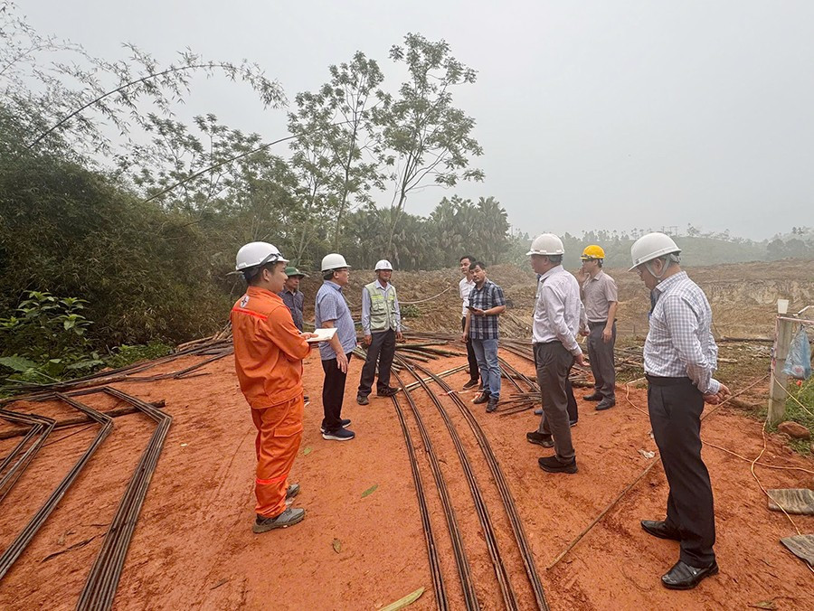 Phó Tổng Giám đốc EVN Phạm Hồng Phương và đoàn công tác kiểm tra thi công gói thầu số 6 - 10 Đường dây 500kV tại Phú Thọ, Vĩnh Phúc. Ảnh: EVN 13425ktra1-20250413143835307.jpg