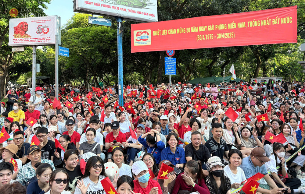 7h sáng 27.4, người dân hào hứng chờ đến giờ các khối diễu binh đi qua s1.jpg