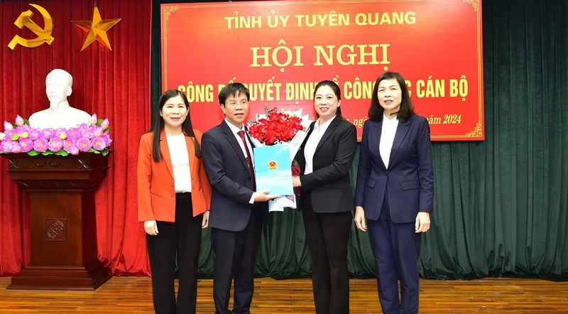 Thường trực HĐND tỉnh chúc mừng tân Chánh văn phòng Đoàn ĐBQH và HĐND tỉnh Nguyễn Văn Hiền. Ảnh: Ngọc Hưng