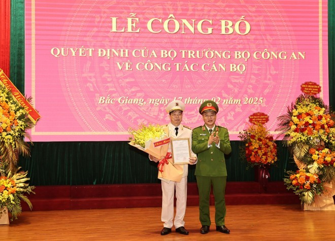 Trung tướng Nguyễn Văn Long - Thứ trưởng Bộ Công an trao quyết định điều động, bổ nhiệm Đại tá Nguyễn Quang Vinh giữ chức vụ Giám đốc Công an tỉnh Bắc Giang Trung tướng Nguyễn Văn Long - Thứ trưởng Bộ Công an trao quyết định điều động, bổ nhiệm Đại tá Nguyễn Quang Vinh giữ chức vụ Giám đốc Công an tỉnh Bắc Giang