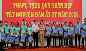 Phó Chủ tịch Quốc hội Nguyễn Thị Thanh thăm, tặng quà Tết Mẹ Việt Nam Anh hùng và công nhân tại Ninh Thuận