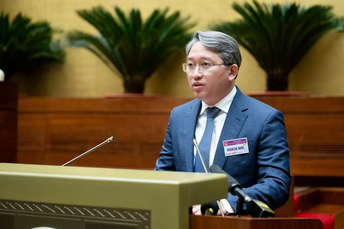 Bộ trưởng Bộ Tư pháp Nguyễn Hải Ninh trình bày Tờ trình về dự thảo Luật Ban hành văn bản quy phạm pháp luật (sửa đổi) tại Kỳ họp bất thường lần thứ Chín. Ảnh: L.Hiển 202502120858056803z630947654039381aefdc61917b663b4163170d968bed8-17393278159712122490100.jpg