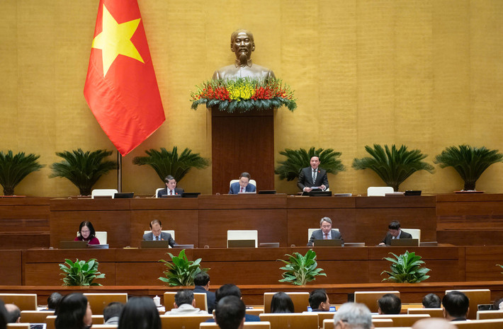 Phó Chủ tịch Quốc hội Nguyễn Khắc Định điều hành phiên thảo luận tại hội trường về dự án Luật Ban hành văn bản quy phạm pháp luật (sửa đổi) chiều 13.2. 130220250526-z6313855971300-db7ef2054c713c0c95610509b0ff21b5.jpg
