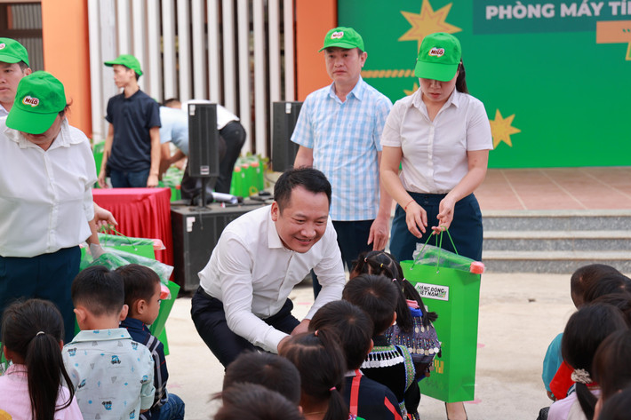 Đại diện Vụ Giáo dục tiểu học, Bộ Giáo dục và Đào tạo tặng máy tính cho học sinh Trường PTDTBT TH Khao Mang, Yên Bái dai-dien-vu-giao-duc-tieu-hoc-bo-gddt-trao-qua-cho-cac-em-hoc-sinh-trong-buoi-le-trao-tang-phong-may-tinh-tai-diem-truong-khao-mang-compressed-5361-8697.jpg