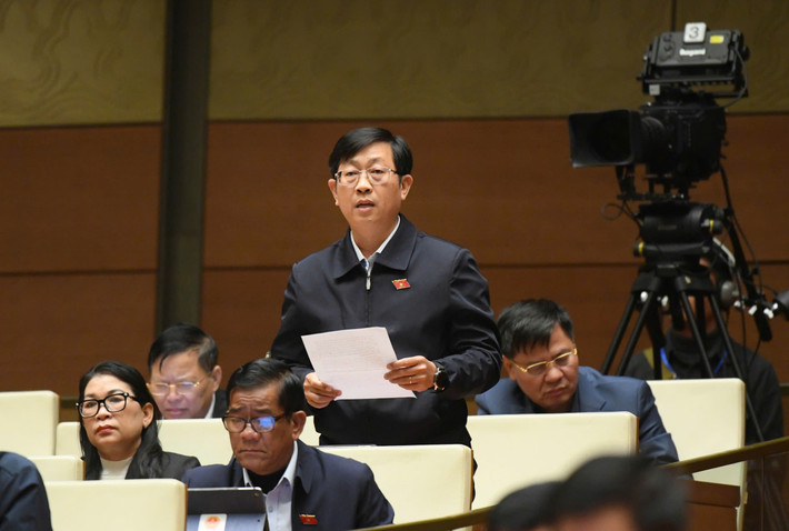 ĐBQH Nguyễn Hữu Thông (Bình Thuận) góp ý dự thảo Luật Ban hành văn bản quy phạm pháp luật (sửa đổi). Ảnh: L.Hiển e4497d61e3085d560419-1.jpg