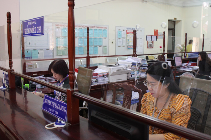Kho bạc Nhà nước là đơn vị đầu tiên của ngành tài chính hoàn thành cung cấp 100% thủ tục qua dịch vụ công trực tuyến mức độ 4. Ảnh: T. Linh Kho bạc Nhà nước là đơn vị đầu tiên của ngành tài chính hoàn thành cung cấp 100% thủ tục qua dịch vụ công trực tuyến mức độ 4. Ảnh: T. Linh