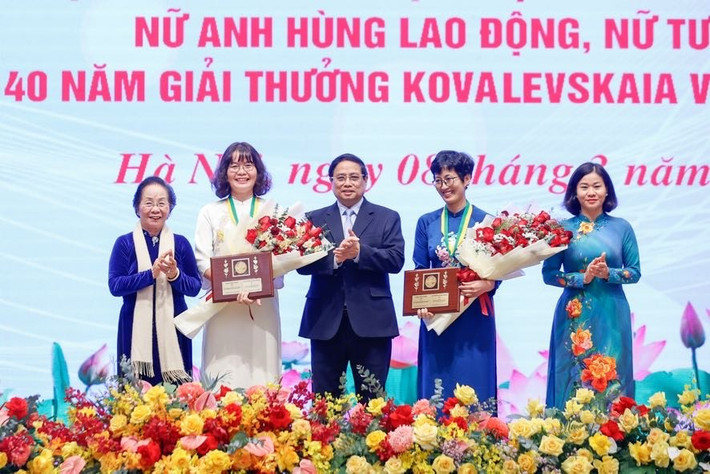 PGS. Đặng Thị Mỹ Dung (thứ hai từ trái) và PGS Nguyễn Minh Tân (thứ 4 từ trái) nhận giải thưởng Kovalevskaia năm 2024. img9160-1741408423477288291647.jpg