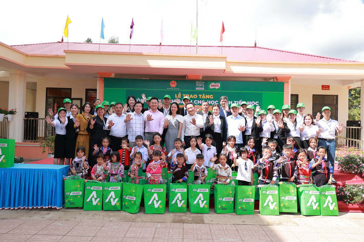 Lễ trao tặng máy tính tại Trường PTDTBT TH Púng Luông, Yên Bái buoi-le-trao-tang-phong-may-tinh-tai-diem-truong-pung-luong-compressed-6528-2440.jpg