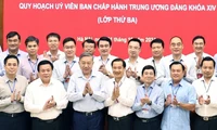 Tổng Bí thư Tô Lâm, Giám đốc Học viện Chính trị Quốc gia Hồ Chí Minh Nguyễn Xuân Thắng với các học viên Lớp bồi dưỡng, cập nhật kiến thức kỹ năng đối với cán bộ quy hoạch Ủy viên Ban Chấp hành Trung ương Đảng khóa XIV - Ảnh: TTXVN