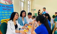 Nhà tuyển dụng, ứng viên trao đổi tại phiên giao dịch việc làm tổ chức ngay sau Tết Nguyên đán Ất Tỵ do Trung tâm Dịch vụ việc làm Hà Nội tổ chức. Ảnh: Quang Thành