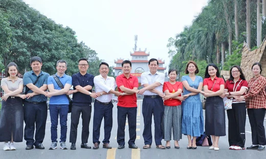 Chị bộ Ban Công tác HĐND và PVTT dâng hương tại Khu Di tích Quốc gia đặc biệt Đền Hai Bà Trưng