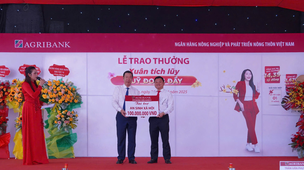 Giám đốc Agribank chi nhánh Kiên Giang II Phạm Minh Tấn (bên phải) trao ASXH anh-5-6.jpg