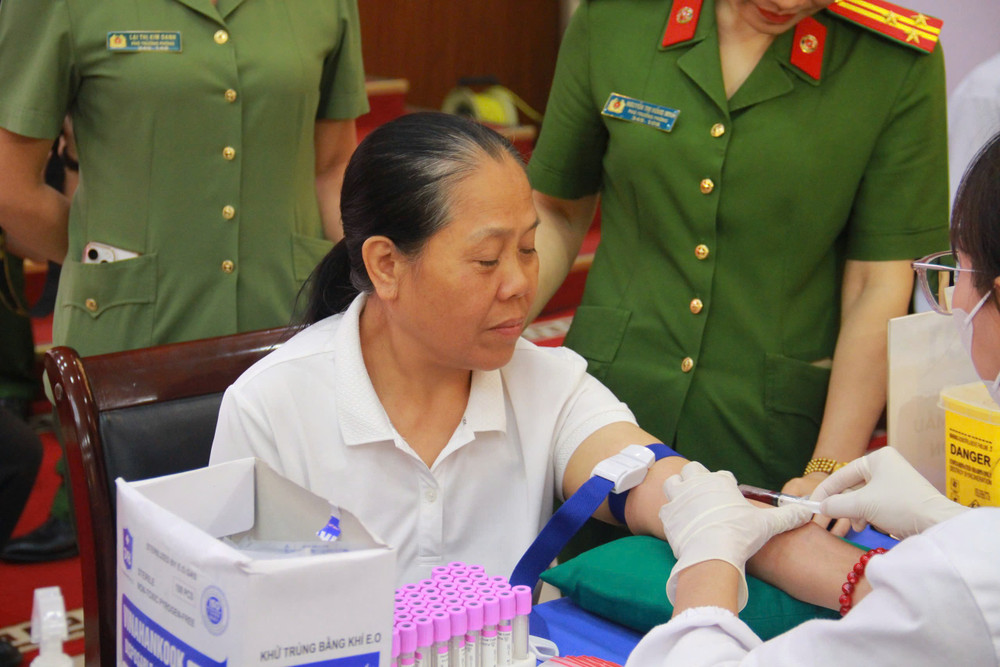 Thân nhân liệt sỹ lấy mẫu ADN tại hội nghị lay-mau.jpg