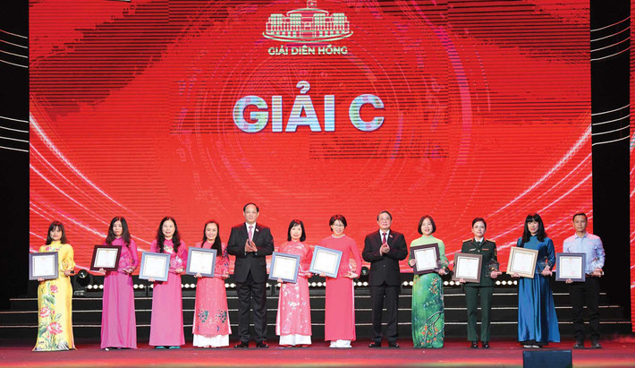 Phó Chủ tịch Quốc hội Nguyễn Đức Hải và Phó Chủ tịch Quốc hội, Thượng tướng Trần Quang Phương trao giải C cho 20 tác giả, nhóm tác giả. Ảnh: Lâm Hiển pho-chu-tich-qh-nguyen-duc-hai-va-pho-chu-tich-qh-thuong-tuong-tran-quang-phuong-trao-giai-c-copy.jpg