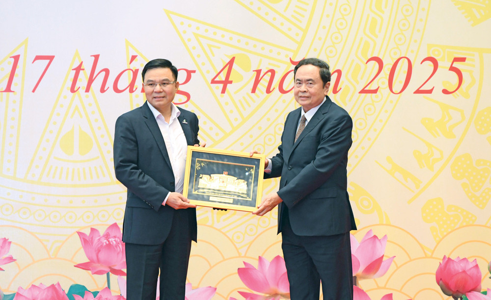 Chủ tịch Quốc hội Trần Thanh Mẫn tặng quà lưu niệm cho lãnh đạo Tập đoàn Công nghiệp - Năng lượng Quốc gia Việt Nam. Ảnh: Lâm Hiển ctqh-tran-thanh-man10.jpg