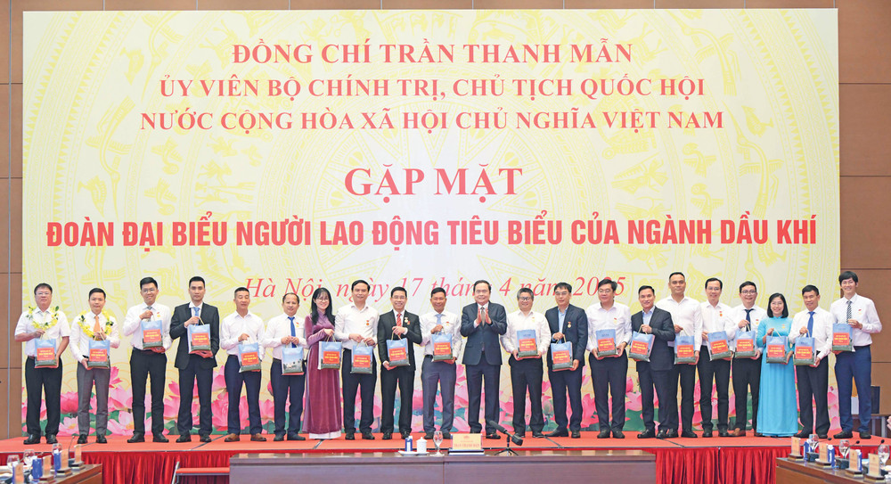 Chủ tịch Quốc hội Trần Thanh Mẫn tặng quà gương điển hình tiêu biểu ngành Dầu khí. Ảnh: Lâm Hiển Chủ tịch Quốc hội Trần Thanh Mẫn tặng quà gương điển hình tiêu biểu ngành Dầu khí. Ảnh: Lâm Hiển