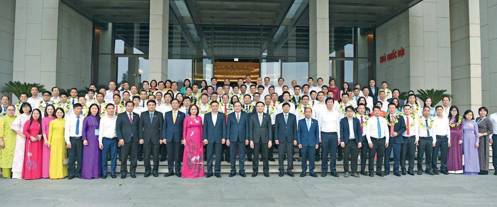 Chủ tịch Quốc hội Trần Thanh Mẫn chụp ảnh chung với các đại biểu. Ảnh: Lâm Hiển ctqh-tran-thanh-man11.jpg