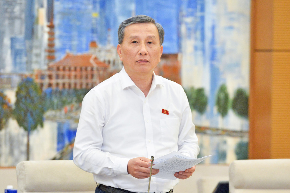 Chủ nhiệm Ủy ban Khoa học, Công nghệ và Môi trường Lê Quang Huy trình bày tóm tắt báo cáo thẩm tra dự án Luật. Ảnh: Hồ Long d1.jpg