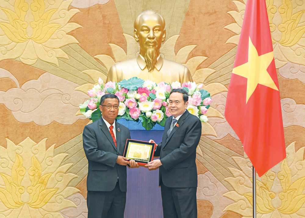 Chủ tịch Quốc hội Trần Thanh Mẫn tặng quà lưu niệm cho Phó Chủ tịch Quốc hội Lào Suvon Luongbunmi. Ảnh: Lâm Hiển Chủ tịch Quốc hội Trần Thanh Mẫn tặng quà lưu niệm cho Phó Chủ tịch Quốc hội Lào Suvon Luongbunmi. Ảnh: Lâm Hiển