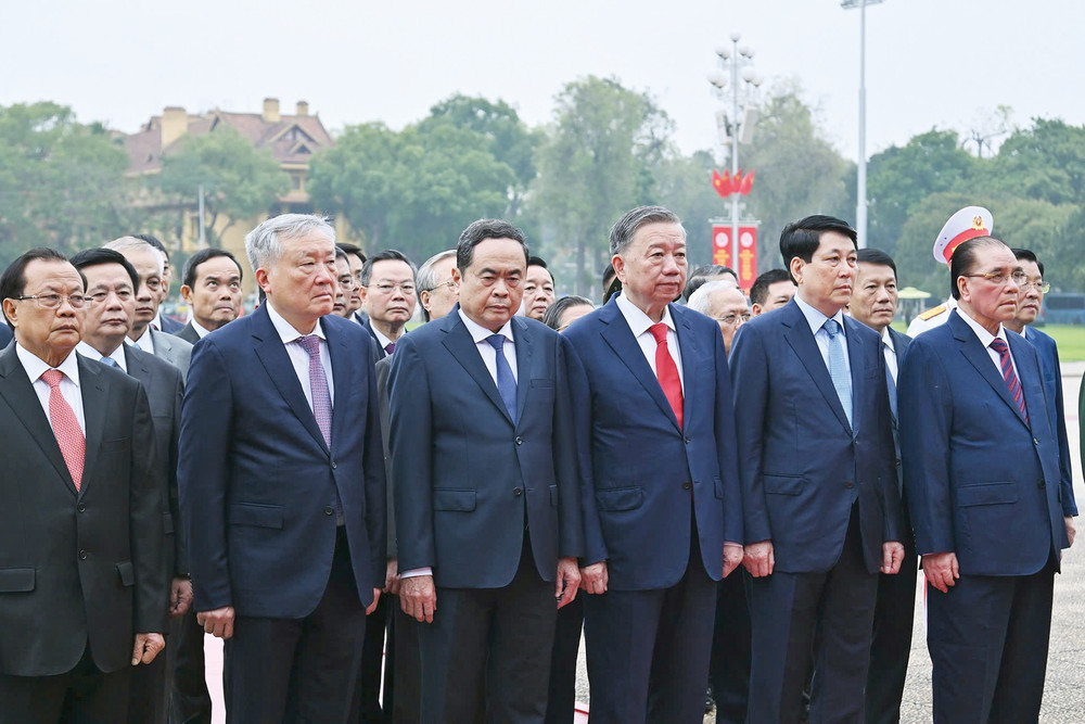 Đoàn đại biểu Lãnh đạo, nguyên Lãnh đạo Đảng, Nhà nước do Tổng Bí thư Tô Lâm dẫn đầu vào Lăng viếng Chủ tịch Hồ Chí Minh. Ảnh: Lâm Hiển Đoàn đại biểu Lãnh đạo, nguyên Lãnh đạo Đảng, Nhà nước do Tổng Bí thư Tô Lâm dẫn đầu vào Lăng viếng Chủ tịch Hồ Chí Minh. Ảnh: Lâm Hiển