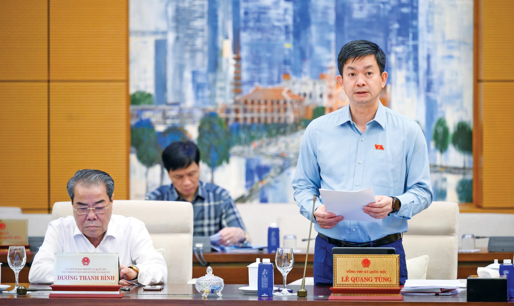 Tổng Thư ký Quốc hội, Chủ nhiệm Văn phòng Quốc hội Lê Quang Tùng trình bày Báo cáo một số vấn đề của dự thảo Nghị quyết sửa đổi, bổ sung một số điều của Nội quy kỳ họp Quốc hội. Ảnh: Hồ Long Tổng Thư ký Quốc hội, Chủ nhiệm Văn phòng Quốc hội Lê Quang Tùng trình bày Báo cáo một số vấn đề của dự thảo Nghị quyết sửa đổi, bổ sung một số điều của Nội quy kỳ họp Quốc hội. Ảnh: Hồ Long