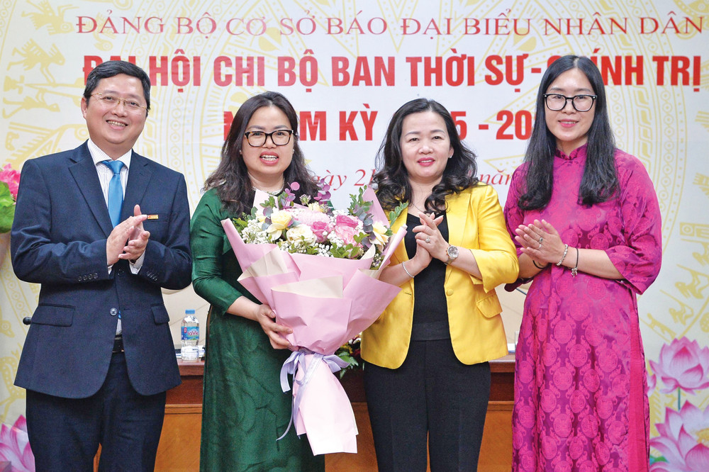 Bí thư Đảng ủy, Tổng Biên tập Báo ĐBND Phạm Thị Thanh Huyền tặng hoa chúc mừng Chi ủy Ban Thời sự - Chính trị nhiệm kỳ 2025 - 2027 Bí thư Đảng ủy, Tổng Biên tập Báo ĐBND Phạm Thị Thanh Huyền tặng hoa chúc mừng Chi ủy Ban Thời sự - Chính trị nhiệm kỳ 2025 - 2027