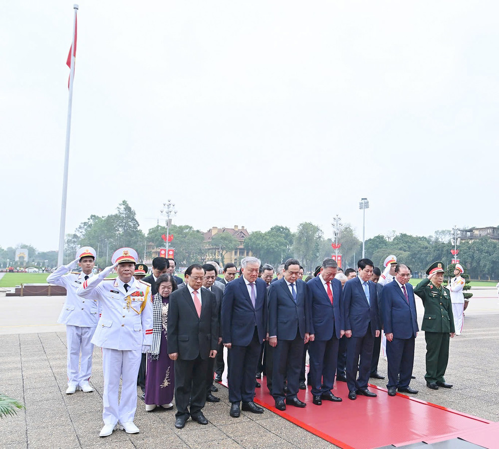 Đoàn đại biểu Lãnh đạo, nguyên Lãnh đạo Đảng, Nhà nước do Tổng Bí thư Tô Lâm dẫn đầu thành kính tưởng niệm Chủ tịch Hồ Chí Minh. Ảnh: Lâm Hiển Đoàn đại biểu Lãnh đạo, nguyên Lãnh đạo Đảng, Nhà nước do Tổng Bí thư Tô Lâm dẫn đầu thành kính tưởng niệm Chủ tịch Hồ Chí Minh. Ảnh: Lâm Hiển