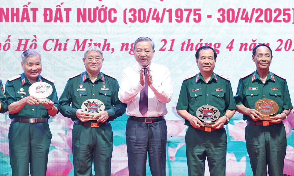 Tổng Bí thư Tô Lâm tặng quà cho các đại biểu. Ảnh: Hoa Lê tbt-to-lam005.jpg