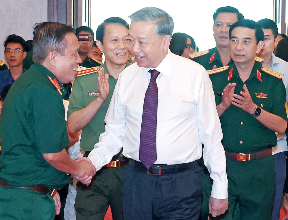 Tổng Bí thư Tô Lâm gặp mặt đại biểu tướng lĩnh, Anh hùng lực lượng vũ trang nhân dân, điệp báo, biệt động Sài Gòn, du kích, cựu thanh niên xung phong, dân công hoả tuyến tham gia Chiến dịch Hồ Chí Minh. Ảnh: Hoa Lê tbt-to-lam001.jpg