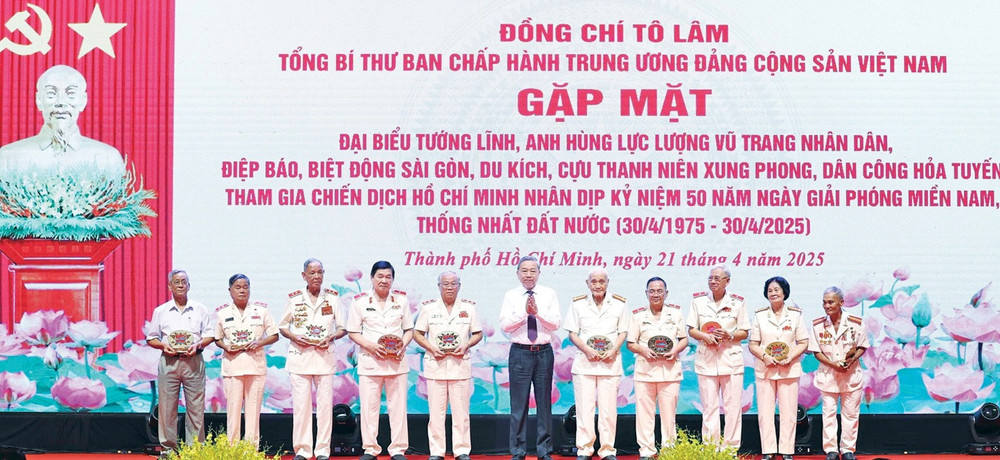 Tổng Bí thư Tô Lâm tặng quà cho các đại biểu. Ảnh: Hoa Lê tbt-to-lam006.jpg