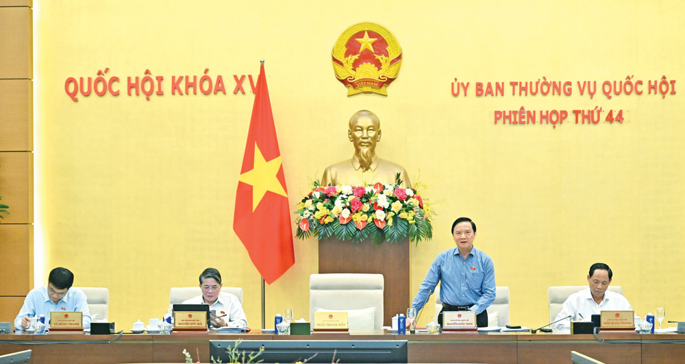 Phó Chủ tịch Quốc hội Nguyễn Khắc Định điều hành phiên họp. Ảnh: Quang Khánh tv-chieu01.jpg