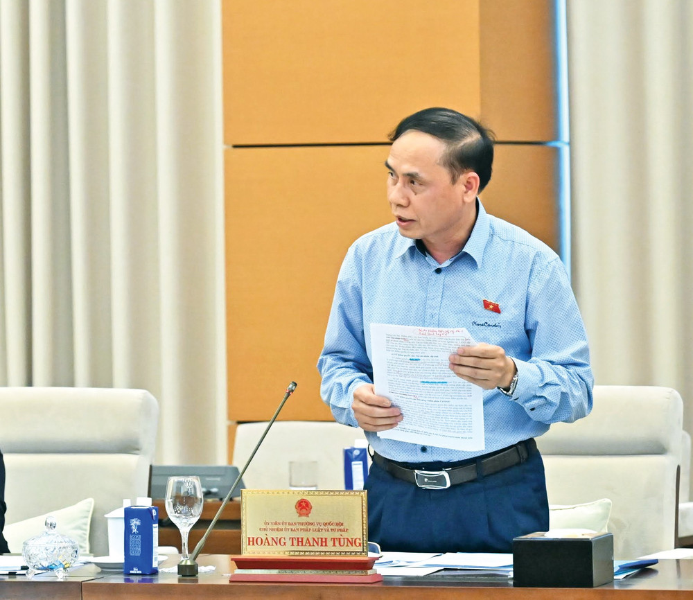 Phó Chủ nhiệm Ủy ban Pháp luật và Tư pháp Hoàng Văn Liên trình bày Báo cáo thẩm tra dự án Luật. Ảnh: Quang Khánh tv-chieu02.jpg