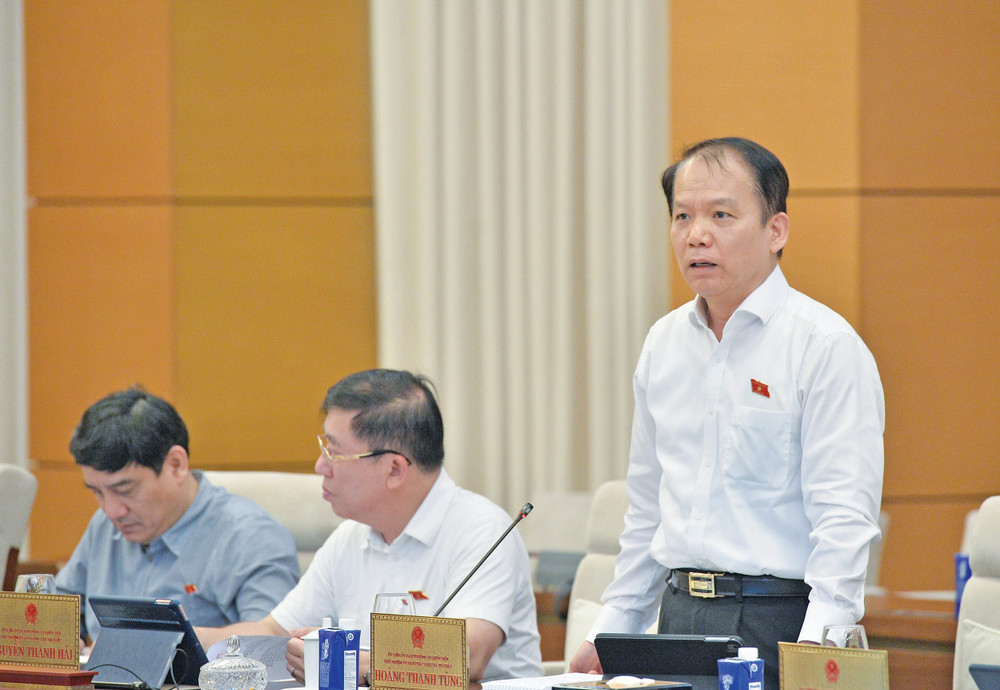 Chủ nhiệm Ủy ban Pháp luật và Tư pháp Hoàng Thanh Tùng trình bày Báo cáo thẩm tra dự án Luật. Ảnh: Hồ Long cn1-1840.jpg