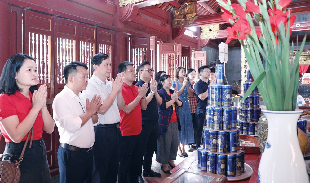 Chi bộ Ban Công tác HĐND và PVTT dâng hương tưởng nhớ công ơn Hai Bà Trưng hd2.jpg