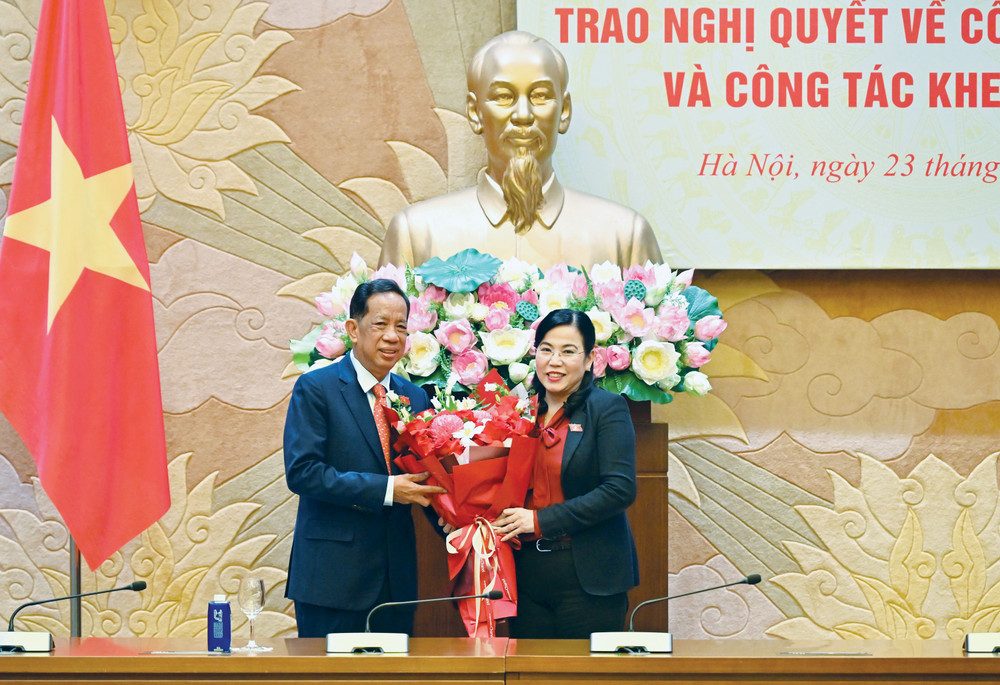 Chủ nhiệm Ủy ban Công tác đại biểu Nguyễn Thanh Hải tặng hoa cho Phó Chủ nhiệm Ủy ban Văn hóa và Xã hội Đặng Thuần Phong db1g.jpg