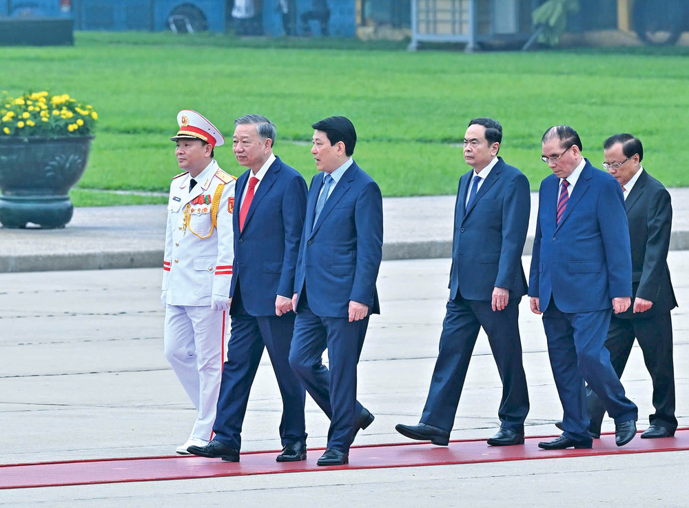 Đoàn đại biểu Lãnh đạo, nguyên Lãnh đạo Đảng, Nhà nước do Tổng Bí thư Tô Lâm dẫn đầu vào Lăng viếng Chủ tịch Hồ Chí Minh. Ảnh: Lâm Hiển Đoàn đại biểu Lãnh đạo, nguyên Lãnh đạo Đảng, Nhà nước do Tổng Bí thư Tô Lâm dẫn đầu vào Lăng viếng Chủ tịch Hồ Chí Minh. Ảnh: Lâm Hiển