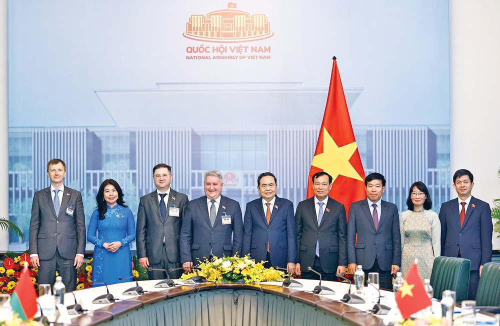Chủ tịch Quốc hội Trần Thanh Mẫn và Phó Chủ tịch Hạ viện Cộng hòa Belarus Ipatau Vadzim chụp ảnh chung với các đại biểu. Ảnh: Doãn Tấn - TTXVN 2.jpg
