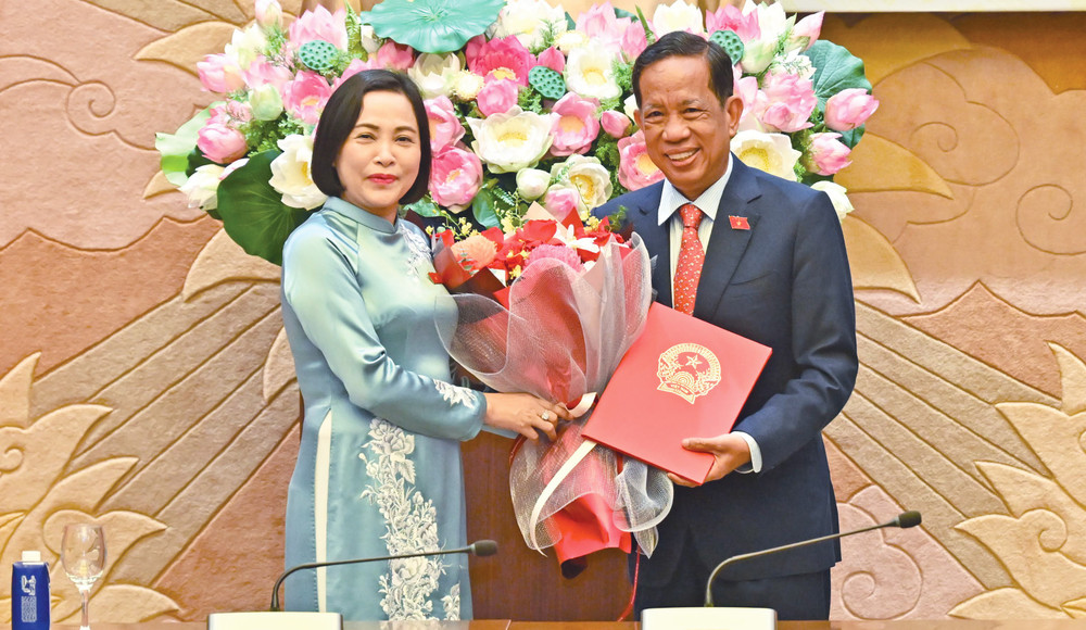 Phó Chủ tịch Quốc hội Nguyễn Thị Thanh trao quyết định nghỉ chế độ cho Phó Chủ nhiệm Ủy ban Văn hóa và Xã hội Đặng Thuần Phong pctqh-nguyen-thi-thanh3.jpg