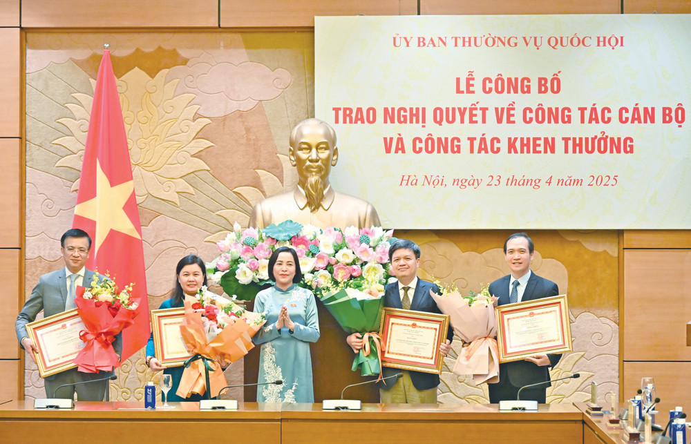 Phó Chủ tịch Quốc hội Nguyễn Thị Thanh trao Bằng khen của Ủy ban Thường vụ Quốc hội tặng Ủy ban Pháp luật và Tư pháp; Ủy ban Khoa học, Công nghệ và Môi trường; Vụ Pháp luật và Tư pháp vì những thành tích xuất sắc đột xuất trong tham mưu, phục vụ Kỳ họp bất thường lần thứ Chín, Quốc hội Khóa XV; và trao Bằng khen của Ủy ban Thường vụ Quốc hội tặng Truyền hình Quốc hội Việt Nam pctqh-nguyen-thi-thanh4.jpg