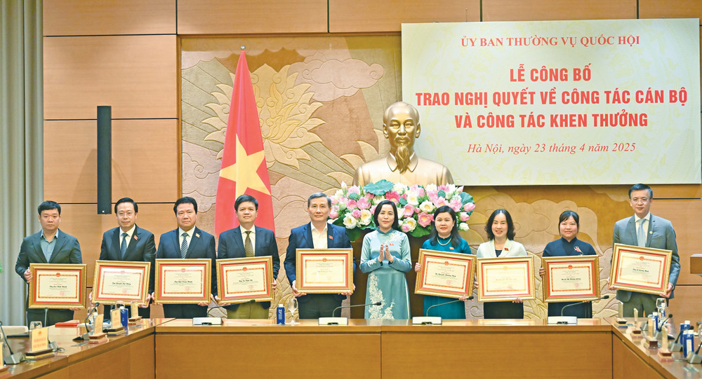 Phó Chủ tịch Quốc hội Nguyễn Thị Thanh trao Bằng khen của Ủy ban Thường vụ Quốc hội tặng các cá nhân có thành tích xuất sắc đột xuất trong tham mưu, phục vụ Kỳ họp bất thường lần thứ Chín, Quốc hội Khóa XV và 3 cá nhân do có thành tích xuất sắc đột xuất trong công tác pctqh-nguyen-thi-thanh5.jpg