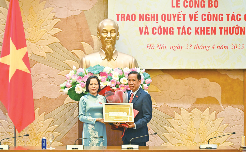 Phó Chủ tịch Quốc hội Nguyễn Thị Thanh trao quà lưu niệm tặng Phó Chủ nhiệm Ủy ban Văn hóa và Xã hội Đặng Thuần Phong pctqh-nguyen-thi-thanh6.jpg
