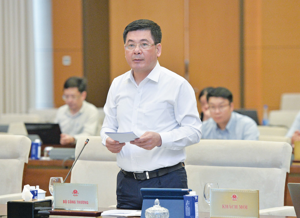 Bộ trưởng Bộ Công Thương Nguyễn Hồng Diên trình bày tóm tắt Tờ trình dự án Luật. Ảnh: Hồ Long d4.jpg
