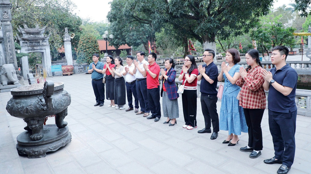 Chi bộ Ban Công tác HĐND và PVTT dâng hương tại Khu di tích Quốc gia đặc biệt đền Hai Bà Trưng hd1.jpg